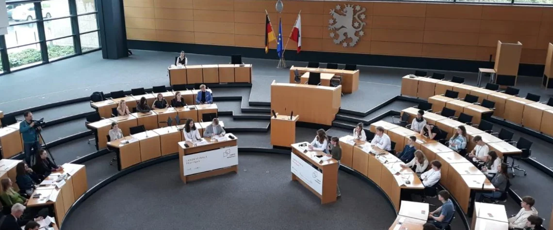 Jugend debattiert im Landtag mit Martha Limacher (1.v.r.)